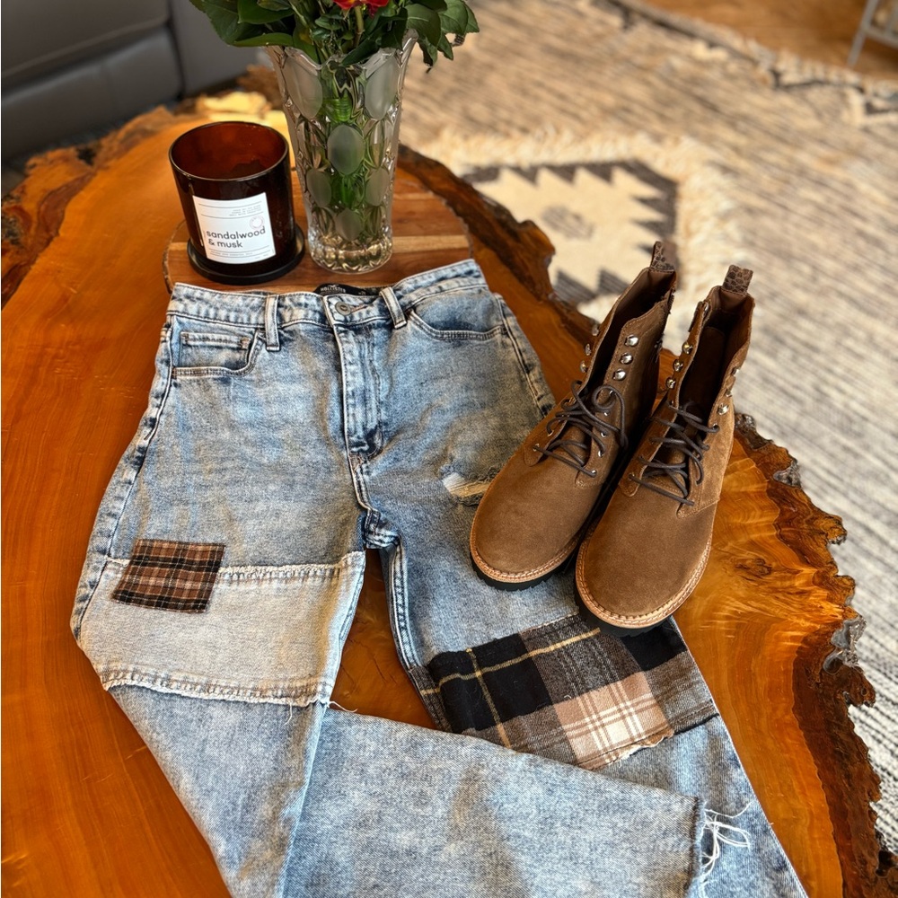 Hollister High-Rise Mom Jeans Patchwork Distressed – Size 26/25